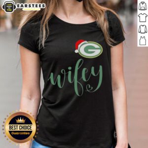 Happy Wifey Green Bay Packers Santa Hat Merry Christmas ladies tee, featuring festive design and team spirit.