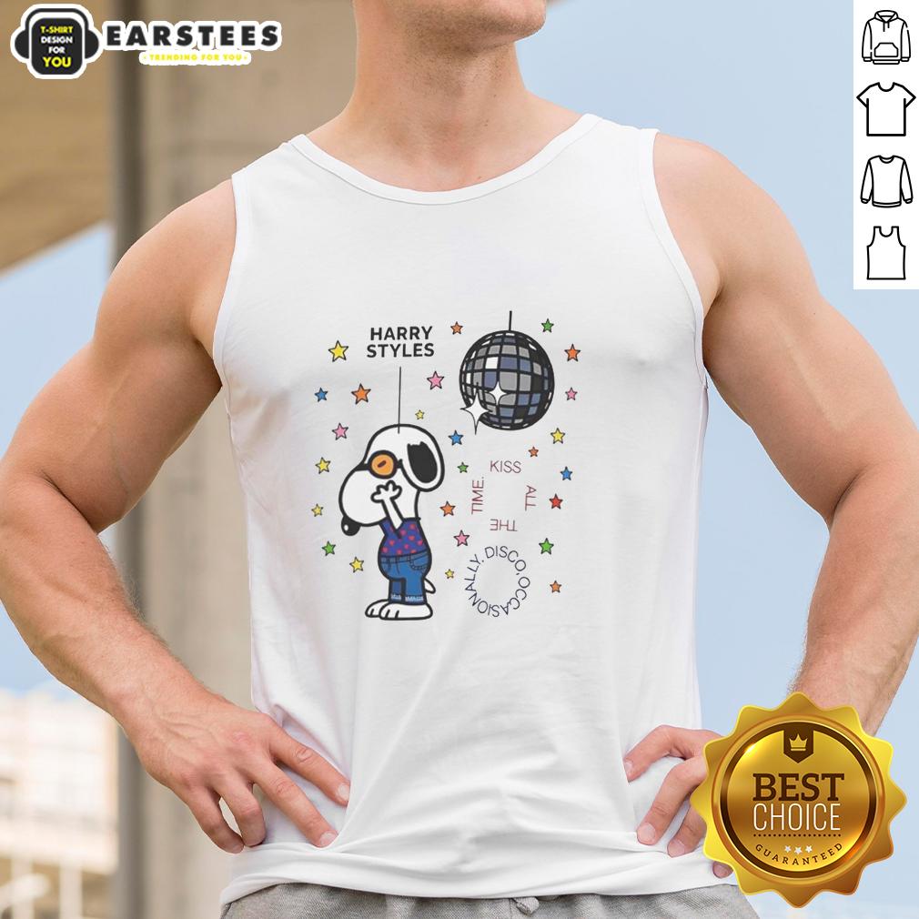 Cute cartoon tank top featuring Snoopy kissing, perfect for disco occasions and casual wear.